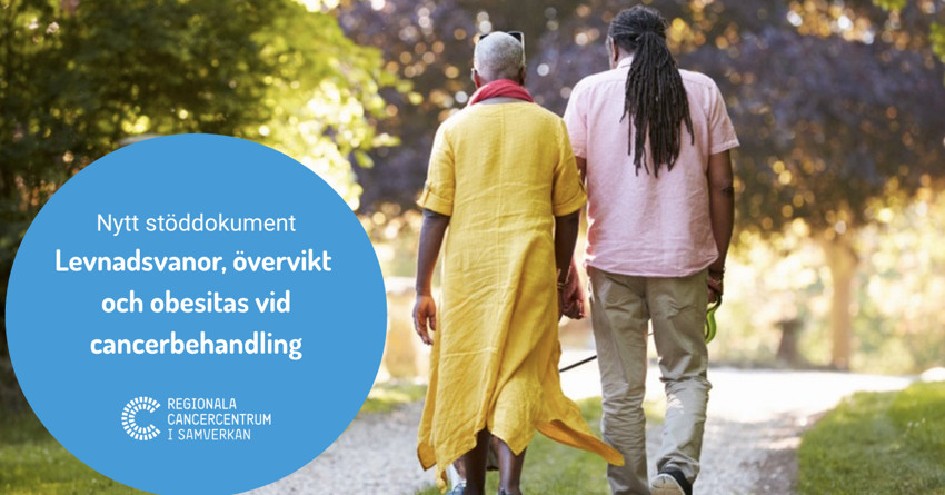 Två personer promenerar